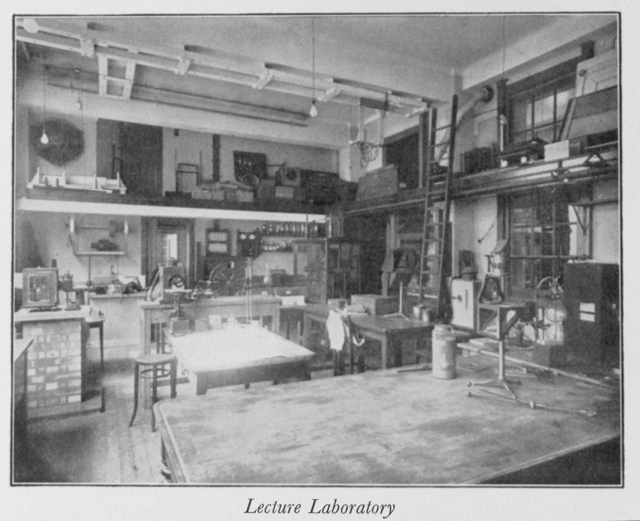 Premier étage du Royal Institution, laboratoire de conférence, années 1930 - English Photographer
