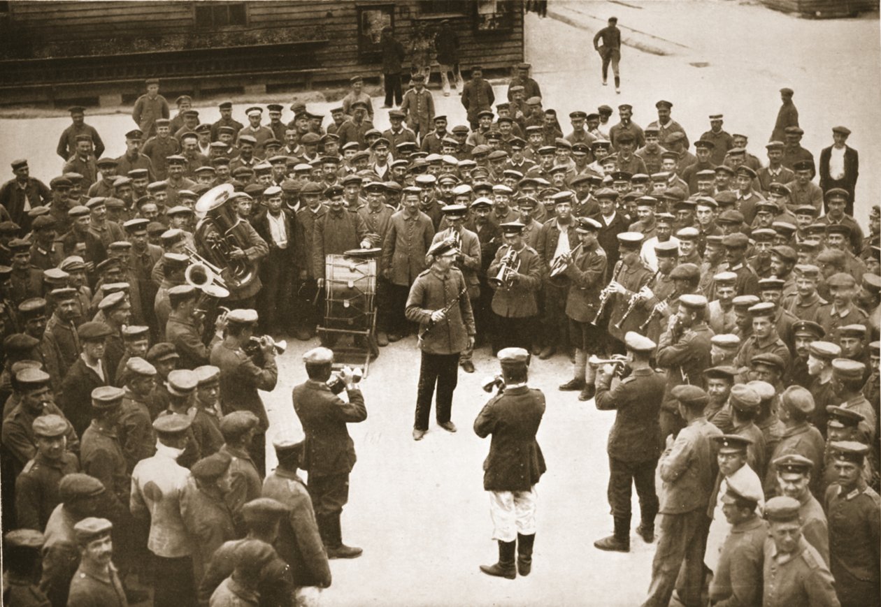 Le groupe joue sur la place de la caserne, Dorchester, illustration de Prisonniers allemands en Grande-Bretagne - English Photographer