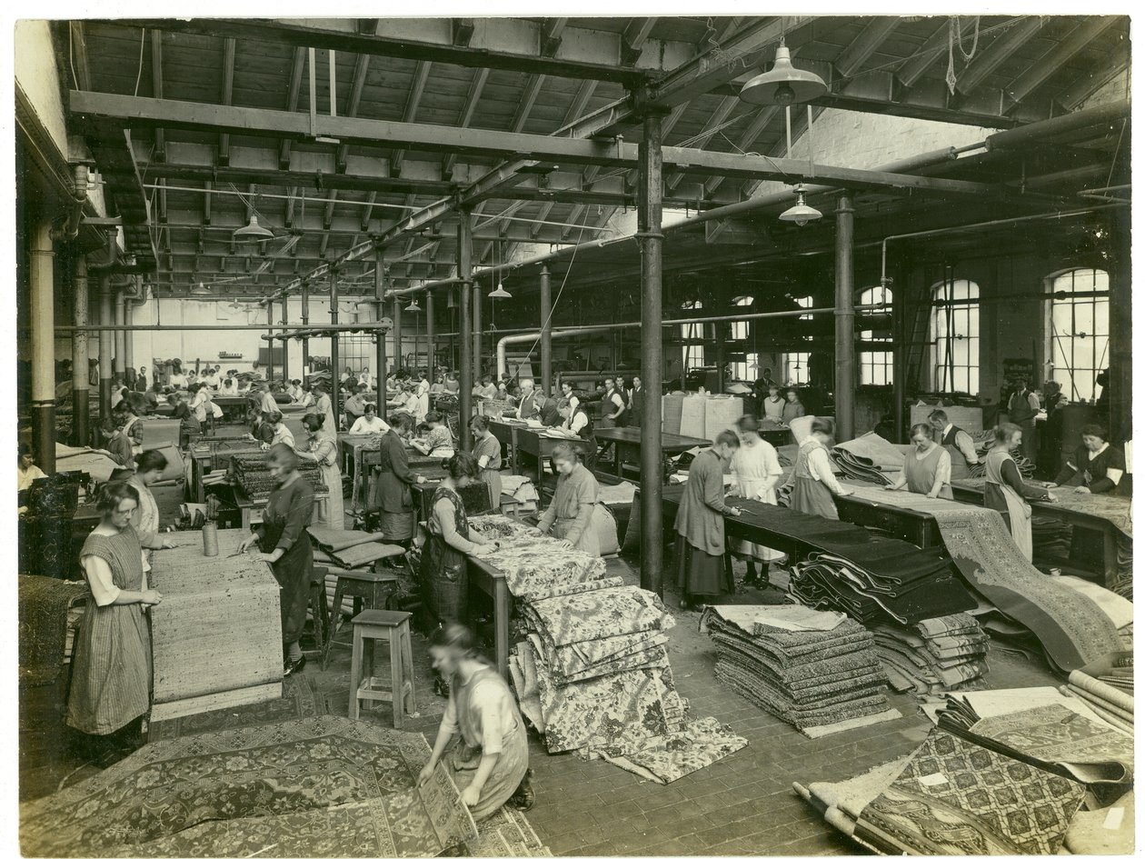 Salle de finition, section Axminster, usine de tapis, 1923 - English Photographer