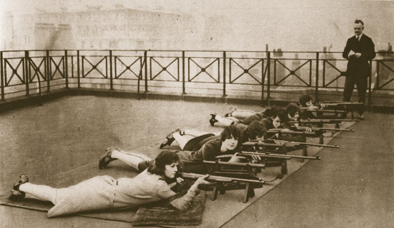 Le club de tir pour les employées de bureau sur le toit de Strand House, de Wonderful London, publié en 1926-27 - English Photographer