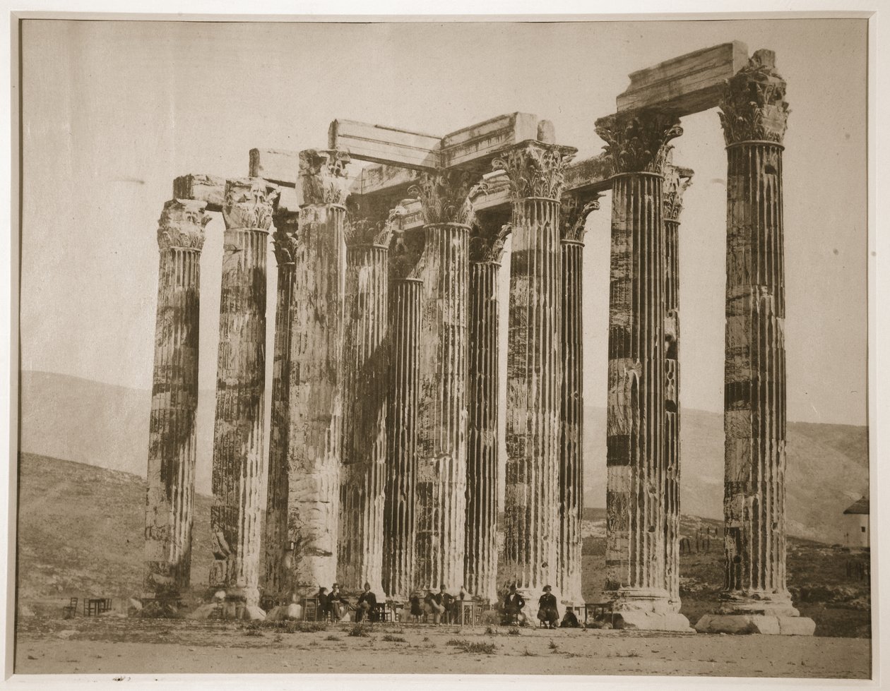 Touristes assis parmi les ruines, Grèce, années 1880 - English Photographer