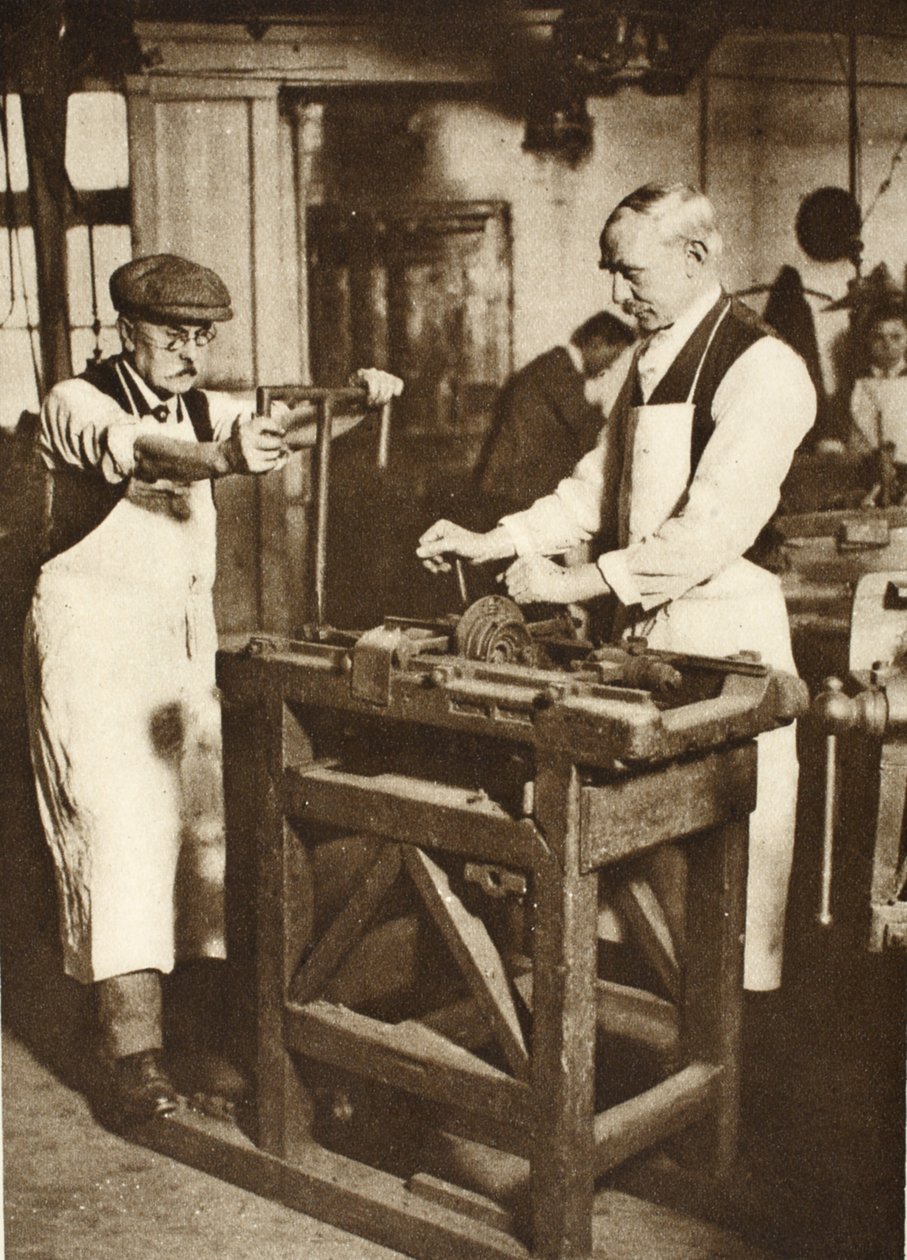 Deux vieux serruriers coupant des barillets de clés, de Wonderful London, publié 1926-27 - English Photographer