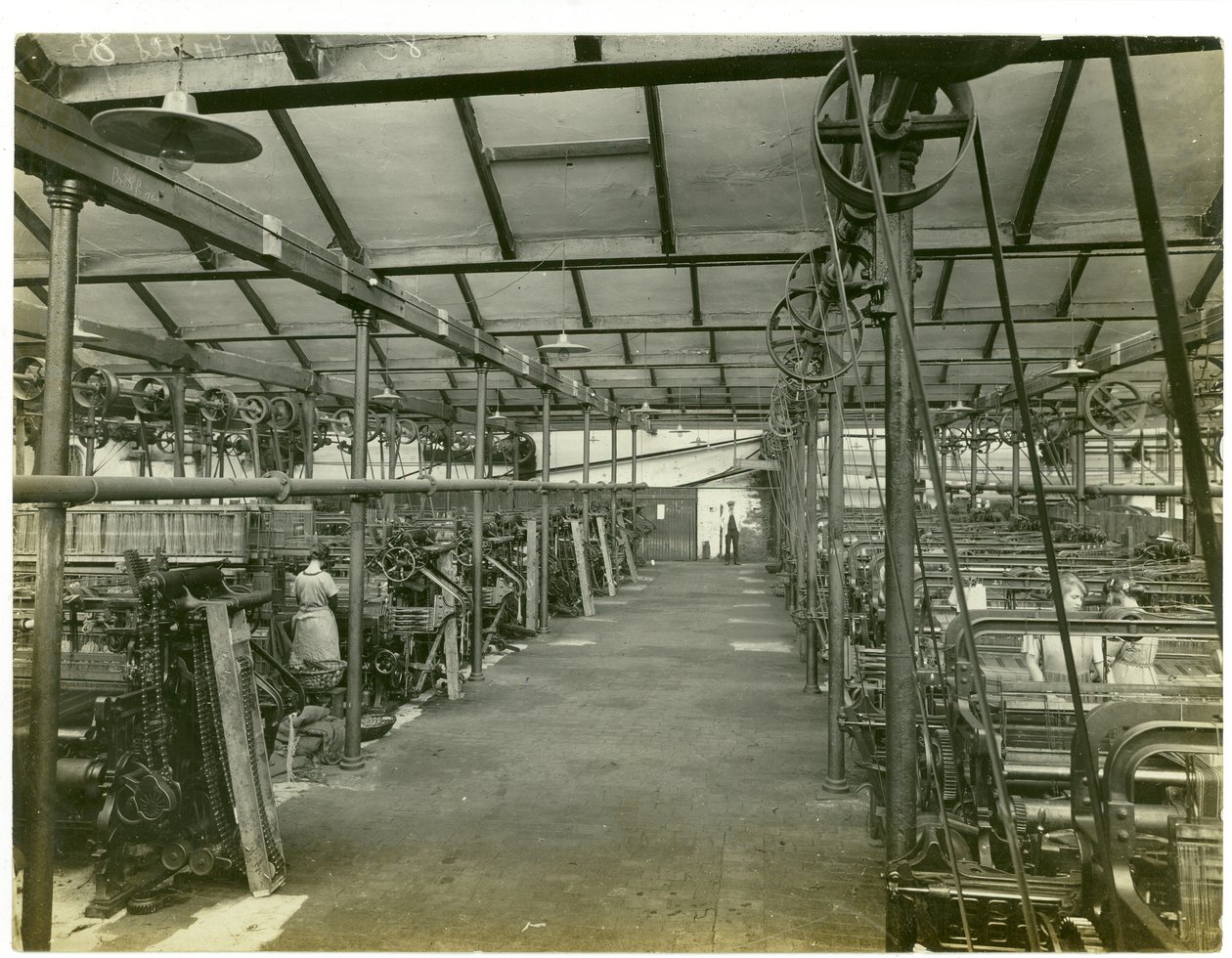 Hangar de tissage, Long Meadow mill, 1923 - English Photographer