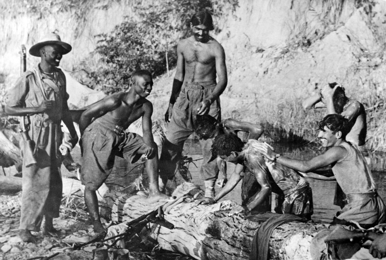 Troupes ouest-africaines et indiennes se baignant dans un ruisseau, 1944-45 - English Photographer