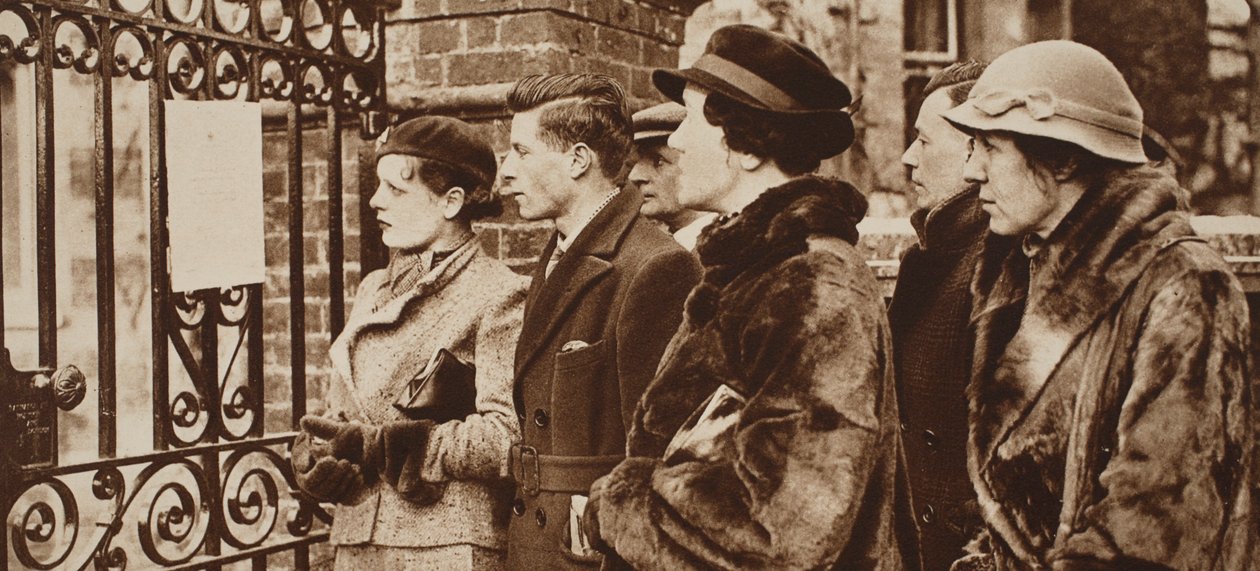 Femmes lisant anxieusement les bulletins de la dernière maladie du roi George, 1935 - English Photographer