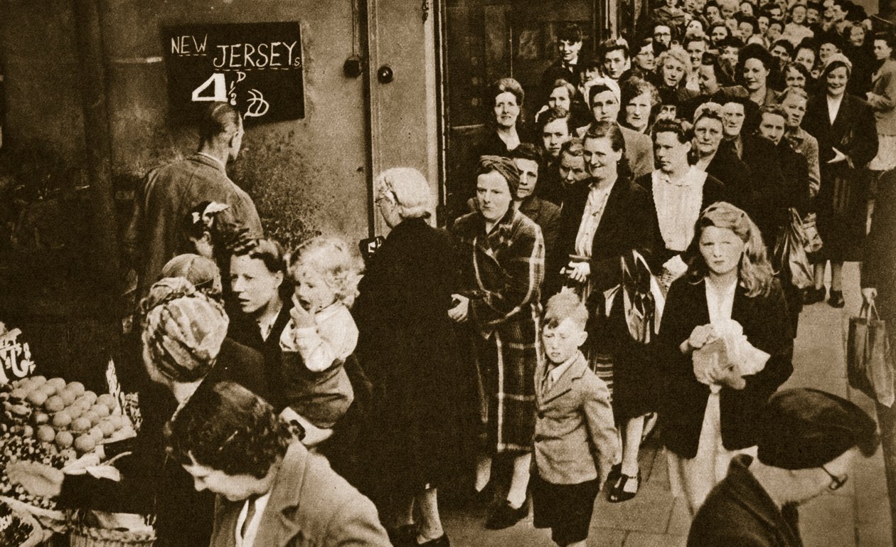 Femmes faisant la queue à un étal de fruits et légumes à Londres, juin 1947 - English Photographer