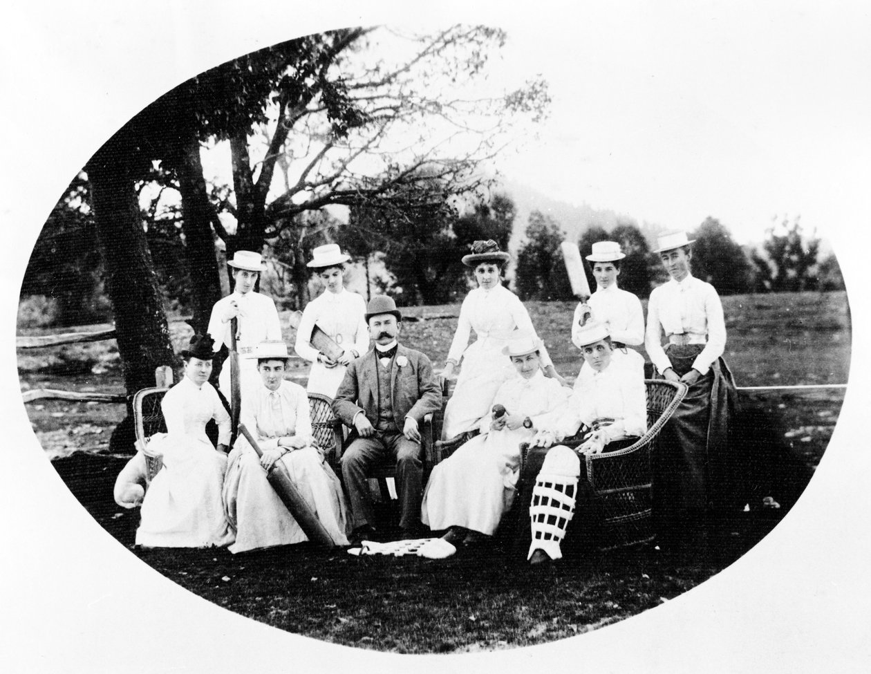 Équipe féminine de cricket, vers 1870-90 - English Photographer