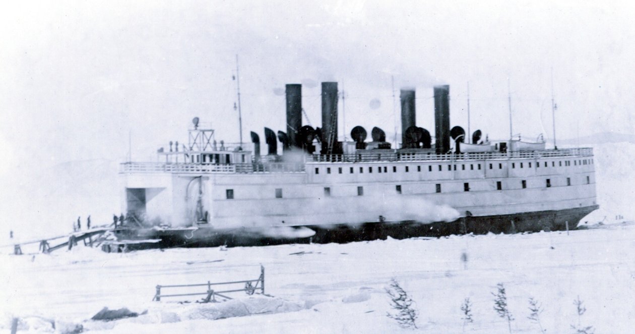 Yard no. 647, Baikal. Le ferry brise-glace Baikal dans la glace - English Photographer