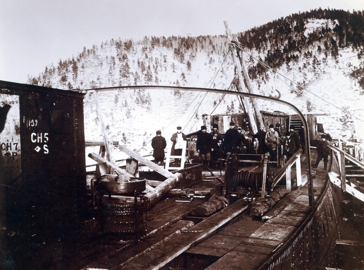 Yard no. 647, Baikal. Ouvriers sur le pont du ferry brise-glace Baikal pendant la reconstruction au lac Baïkal - English Photographer