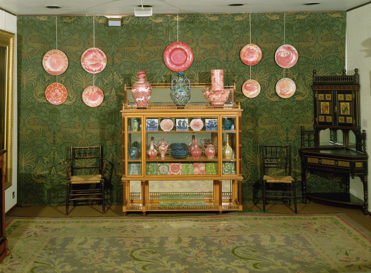 Un Intérieur Esthétique montrant des œuvres de William Morris (1834-96) et William de Morgan (1839-1917) - English School