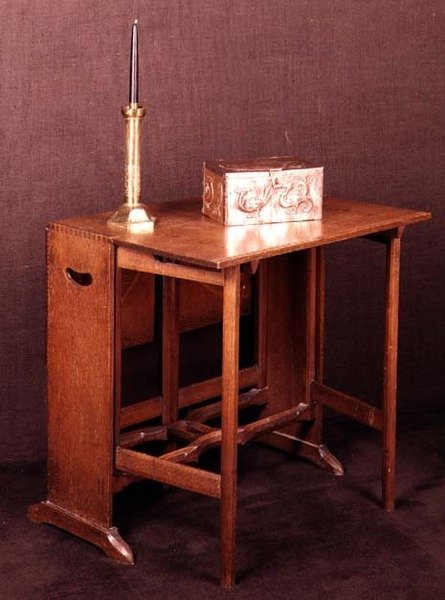 Table, coffret et chandelier Arts and Crafts, fin du 19ème siècle - English School