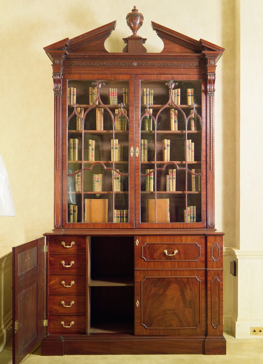 Bibliothèque à fronton brisé, par Chippendale, XVIIIe siècle - English School
