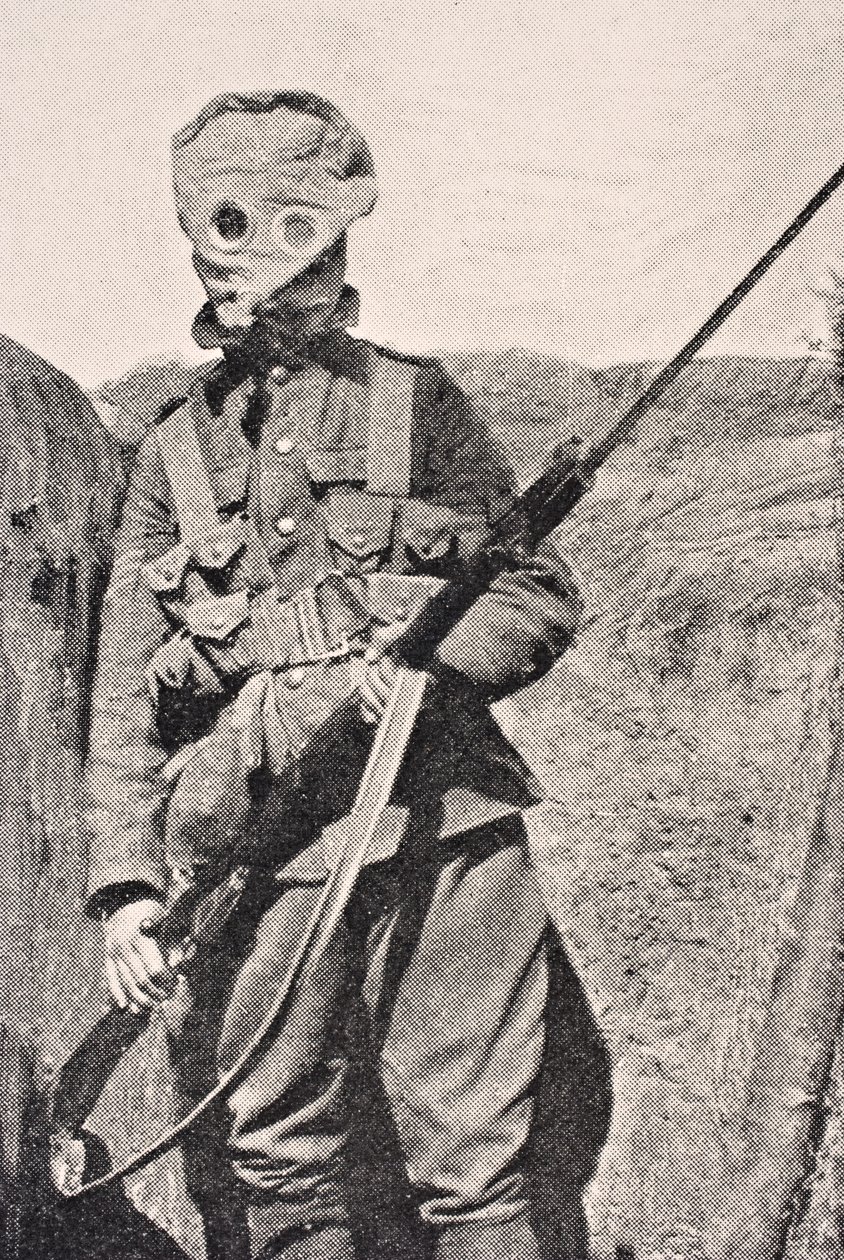 Soldat canadien portant un masque à gaz en 1915, de 