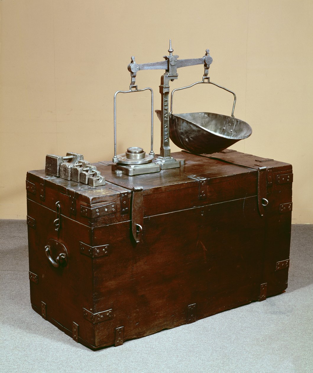Coffre et balances - English School