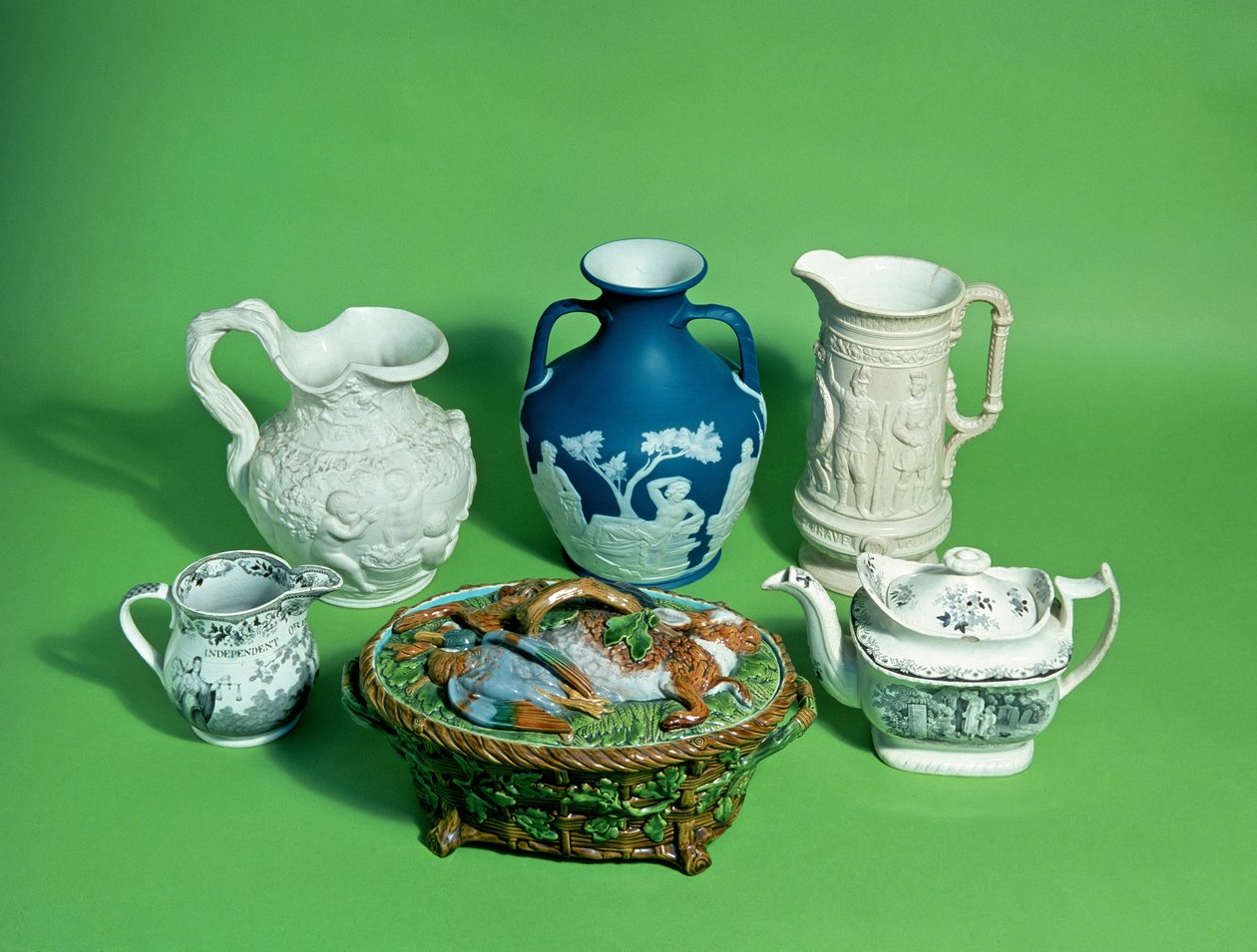 Collection de poteries victoriennes Wedgwood et poteries victoriennes incluant une copie du vase de Portland - English School