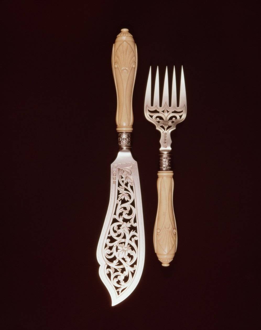 Serviteurs à poisson avec poignées en ivoire sculpté par J.Whipple and Co., Exeter, 1880 - English School