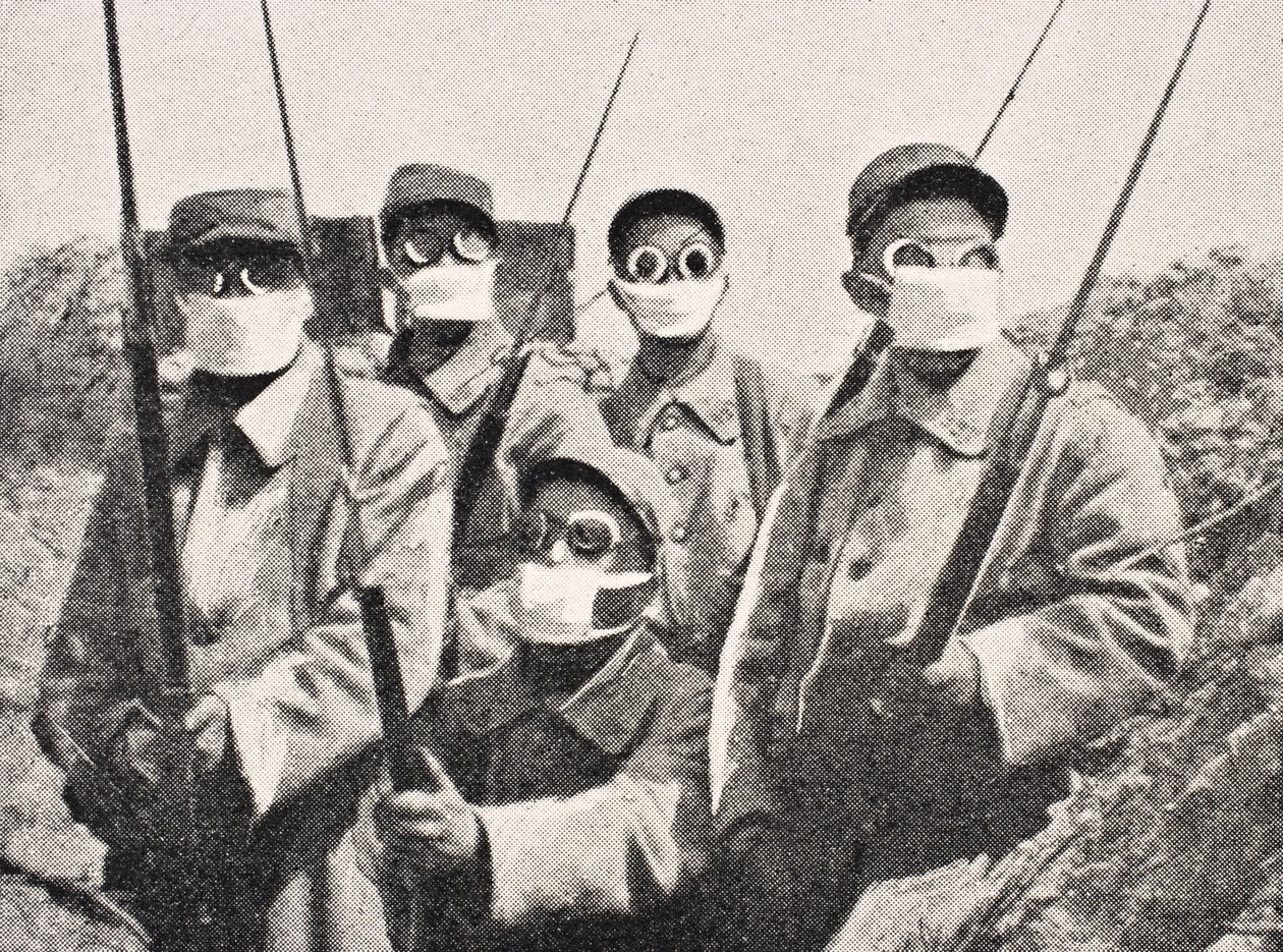 Soldats français portant un masque à gaz en 1915, de 
