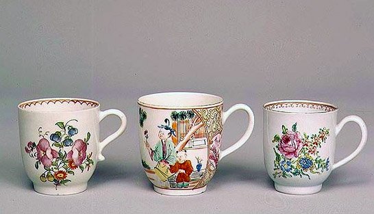 Tasse à café de Liverpool, vers 1750-80; tasse à café en porcelaine de Lowestoft, 1778; tasse à café en porcelaine de Worcester, vers 1750-70 - English School