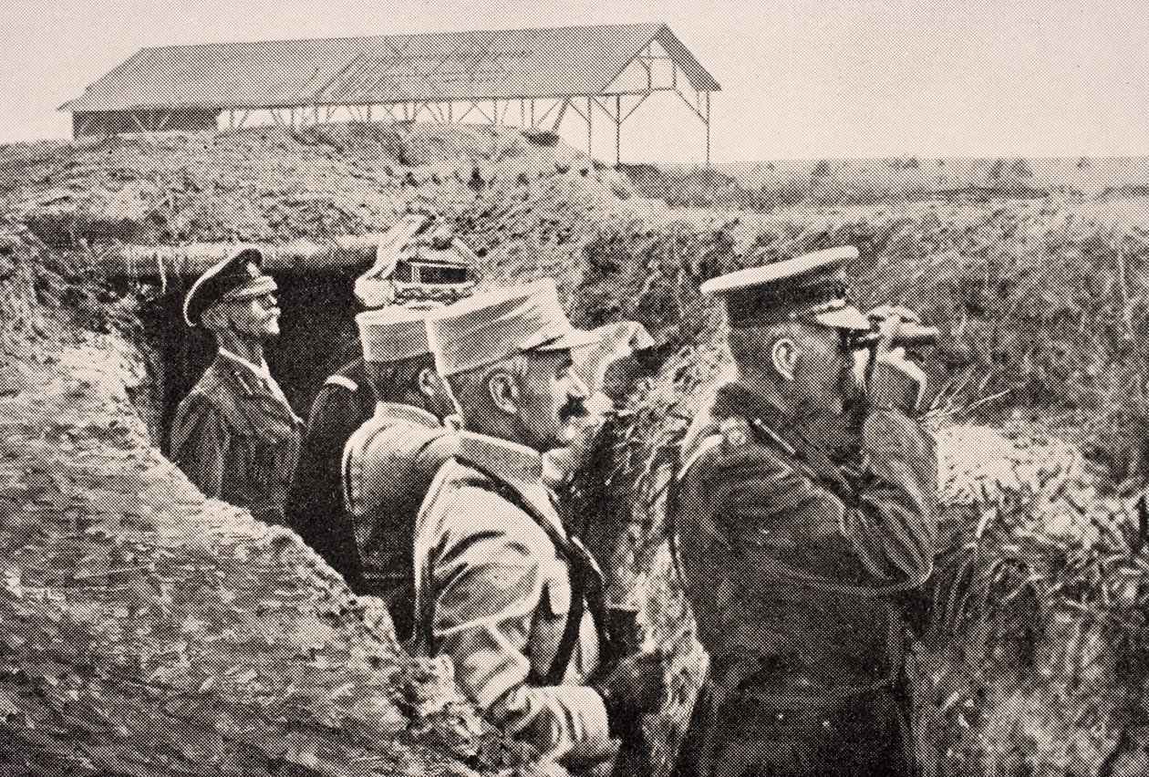 Lord Kitchener avec des jumelles avec le général Joffre dans une tranchée sur le front occidental, août 1915, de 