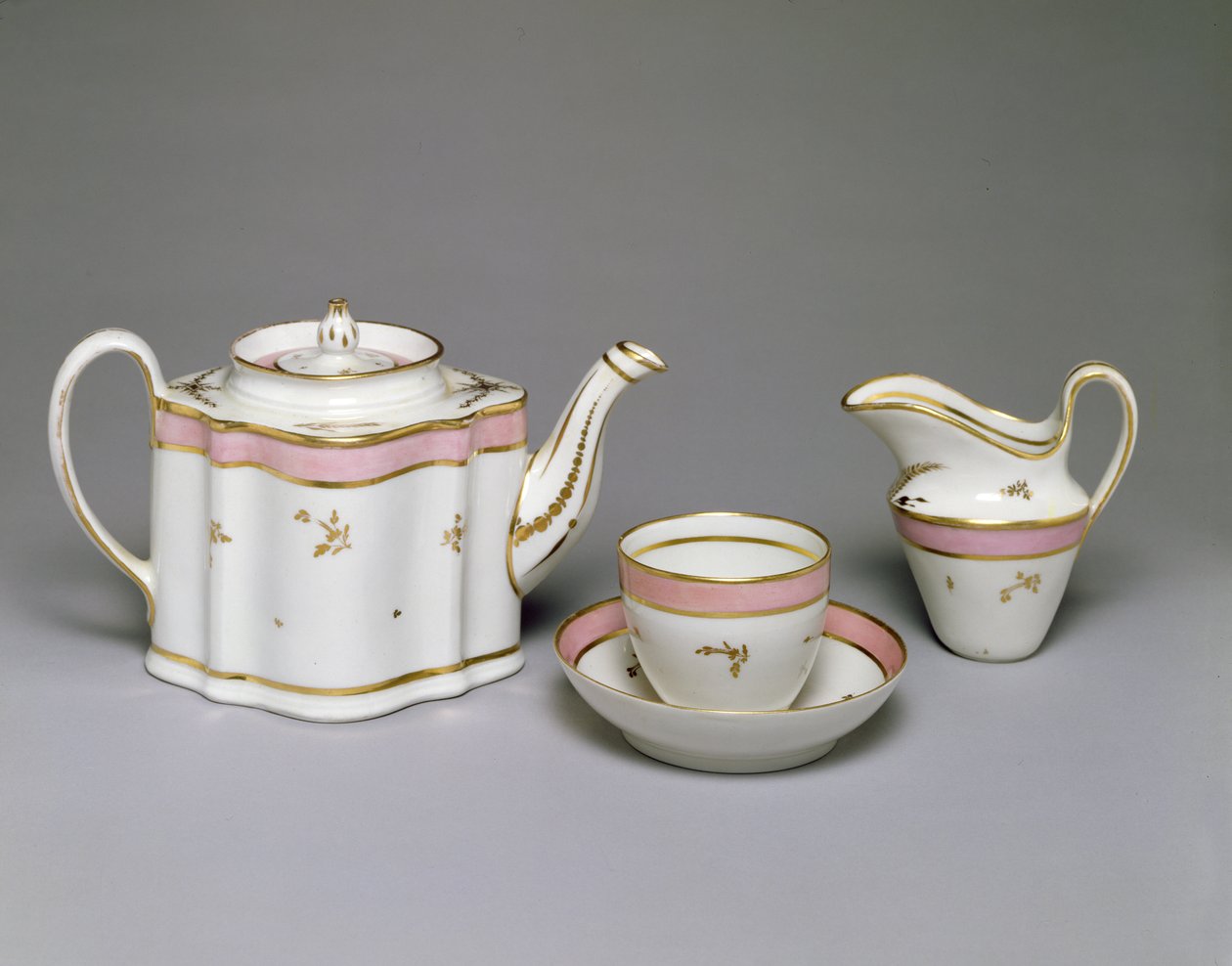 Théière, pichet, tasse et soucoupe de New Hall avec décoration émaillée et dorée, vers 1790-1800 - English School