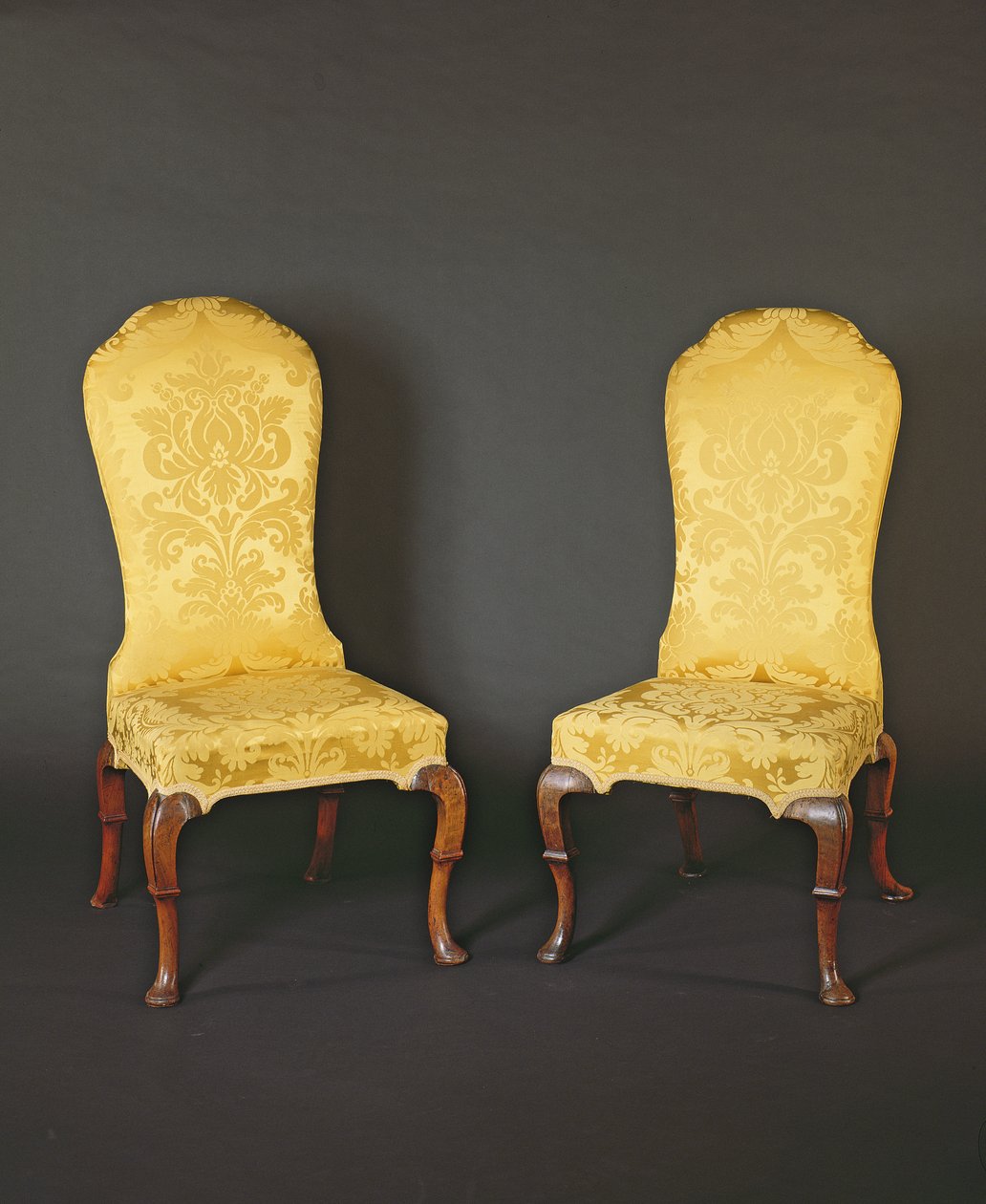 Paire de chaises à dossier haut de la reine Anne, XVIIIe siècle - English School