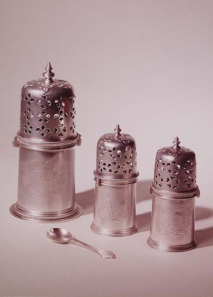 Ensemble de trois verseuses Charles II, par Francis Garthorne ; cuillère à moutarde trèfle ; 1680-85 - English School