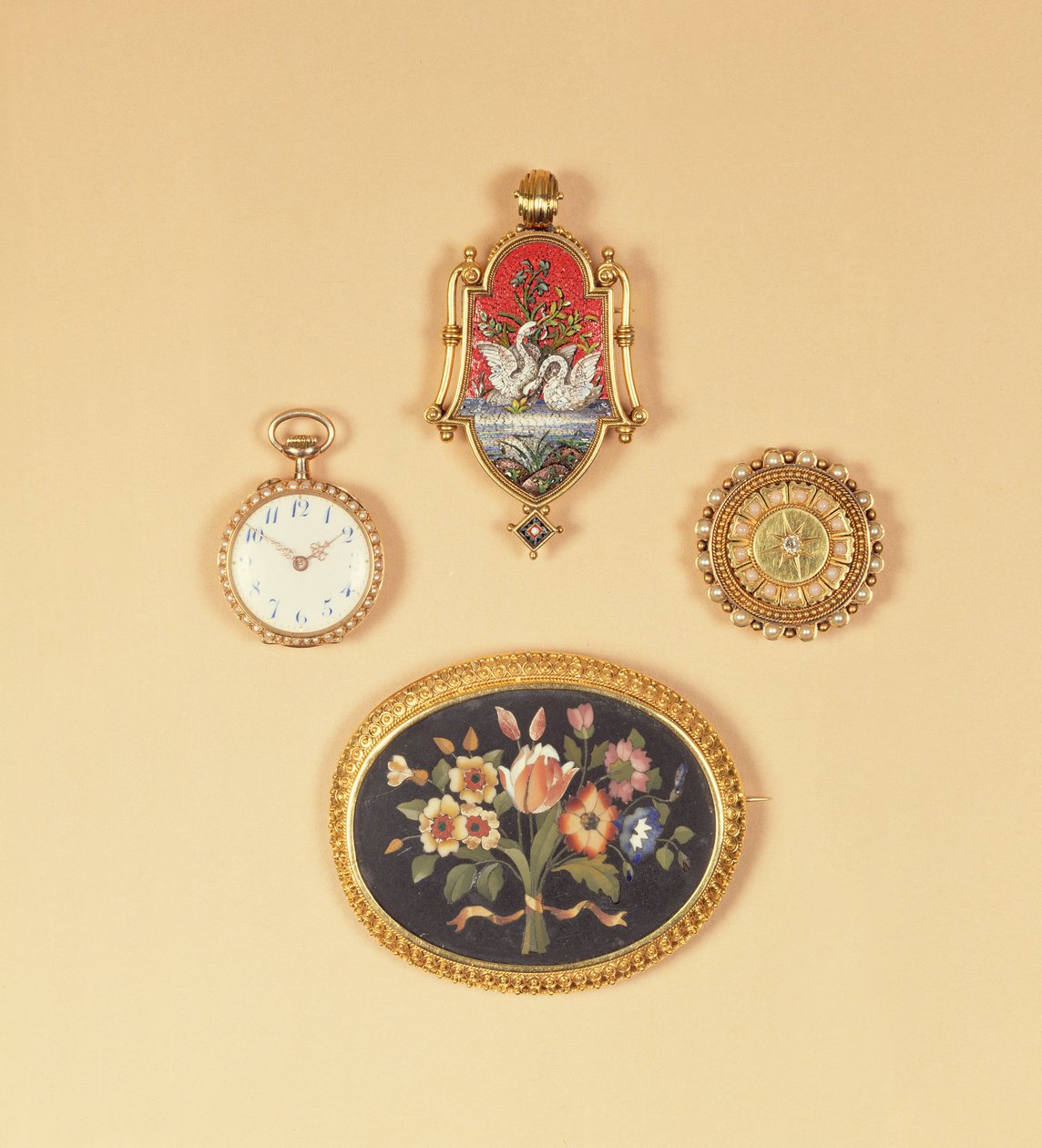 Montre à gousset en perles fendues (recto et verso); broche micro-mosaïque victorienne; broche pietra-dura victorienne - English School
