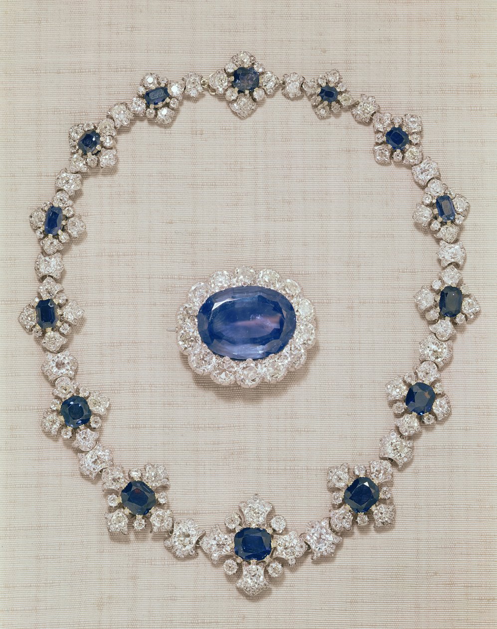 Les Saphirs de la Princesse Royale - broche et collier en saphir et diamant - English School