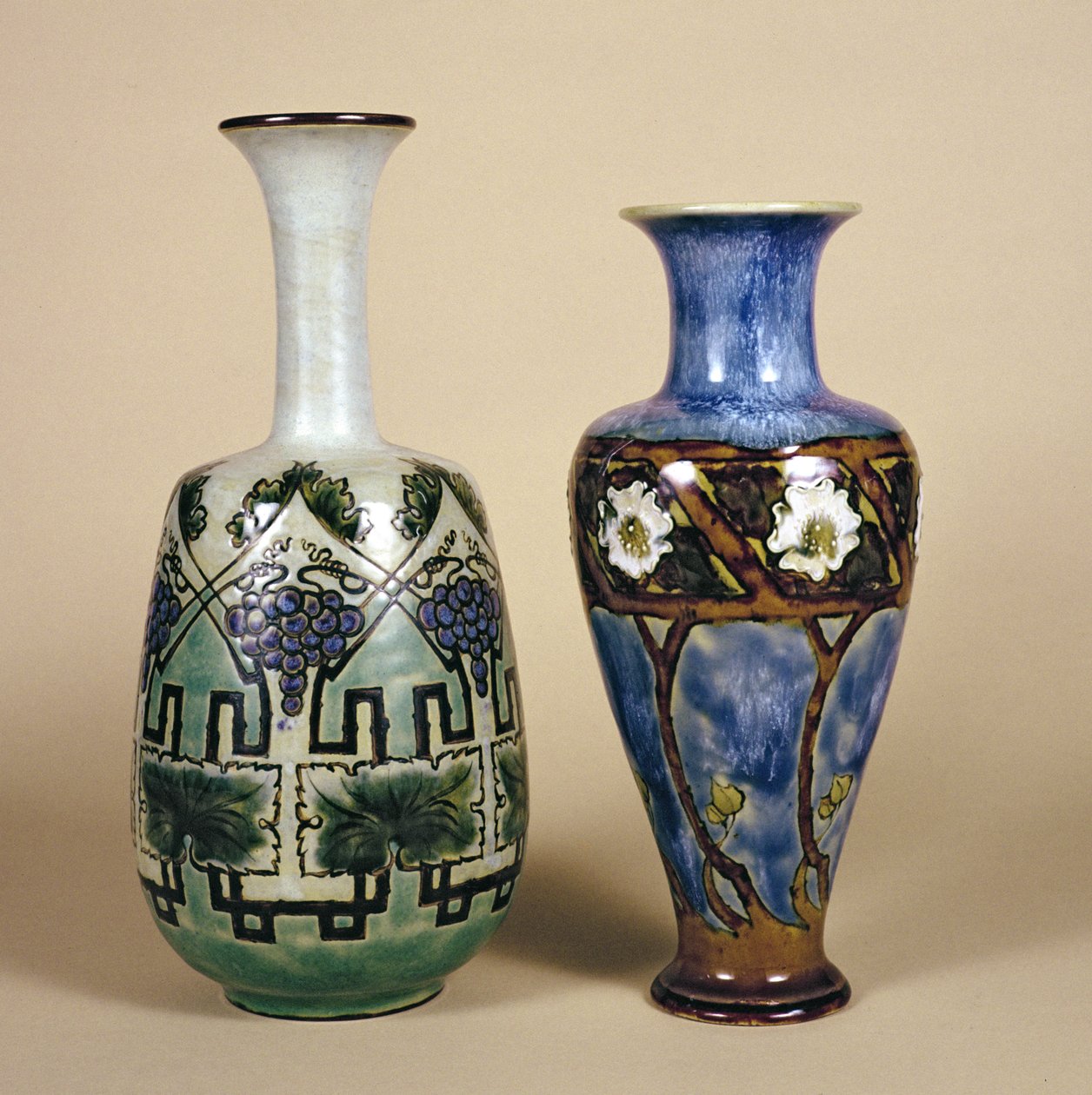 Deux vases Doulton par Eliza Simmance, vers 1880 - English School