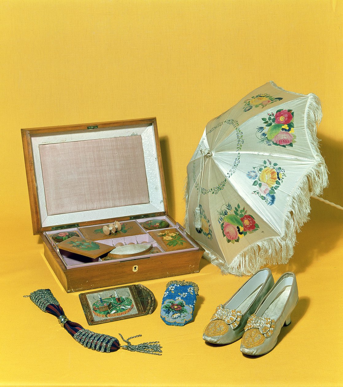 Parapluie de voiture victorien, sac à perles, étui à cartes et chaussures - English School
