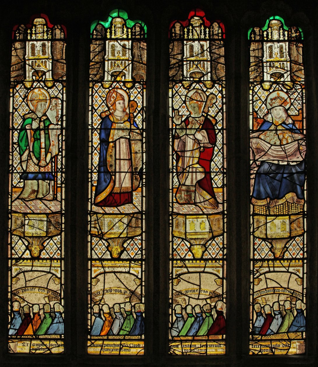 Vitrail n4 représentant trois saints évêques et le Sein d