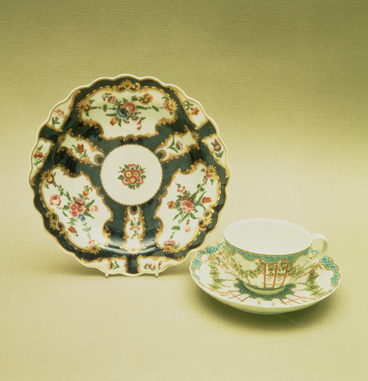 Assiette en porcelaine de Worcester avec décoration bleue écaillée, 1768; tasse à thé et soucoupe avec décoration en treillis de houblon, vers 1770 - English School