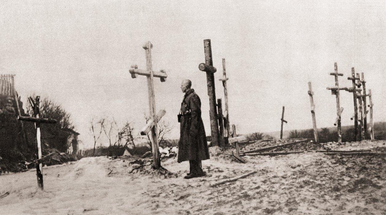Un soldat russe à la tombe d
