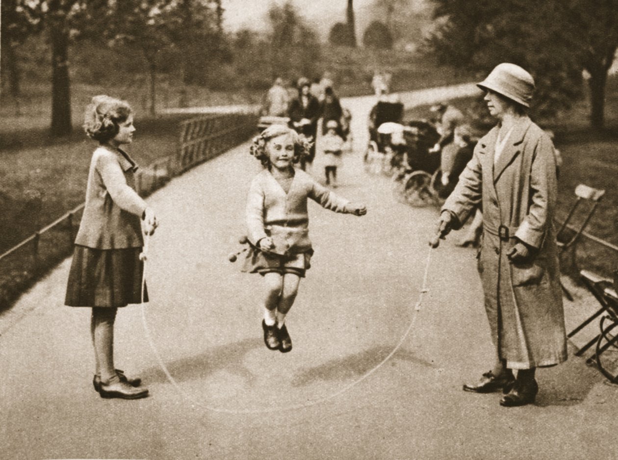 Une fille sautant à la corde dans Hyde Park ou Kensington Gardens, de Wonderful London, publié 1926-27 - English Photographer