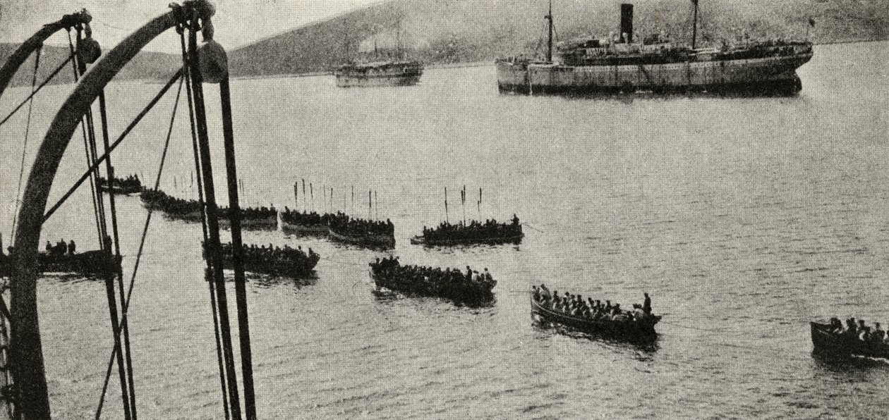 Une force de débarquement quittant les transports pour le rivage pendant la campagne de Gallipoli, de 