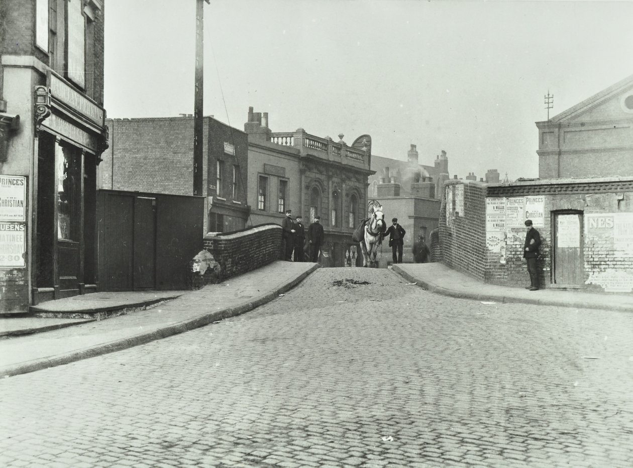 Un cheval blanc descend Rhodeswell Road vers le vieux pont de la Victoire, 1895 - English Photographer