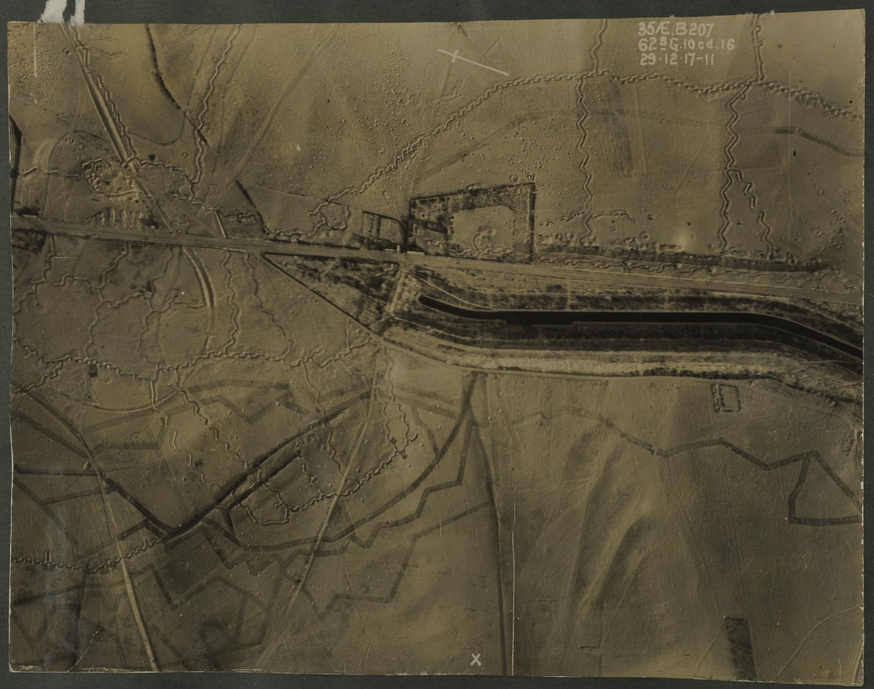 Photographie aérienne avec tranchées de la Première Guerre mondiale, 1917 - English Photographer