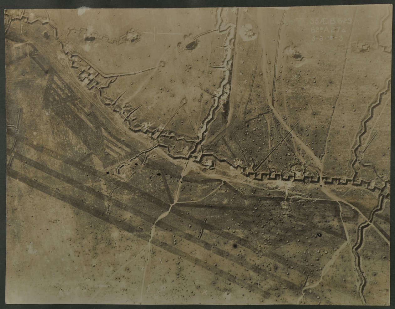 Photographie aérienne avec tranchées de la Première Guerre mondiale, 1918 - English Photographer