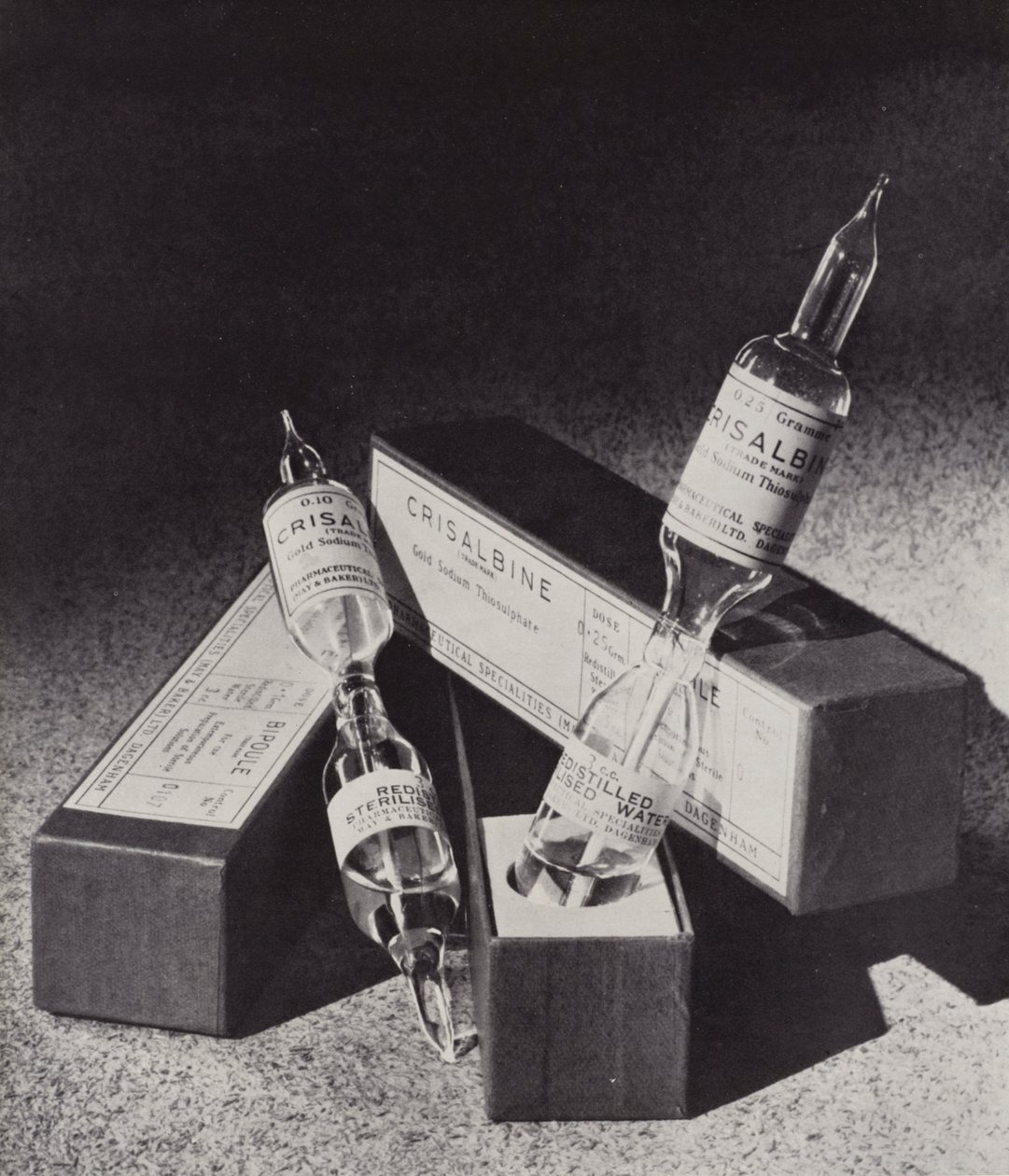 Ampoules de Crisalbine or thiosulfate de sodium (photo n/b) - English Photographer