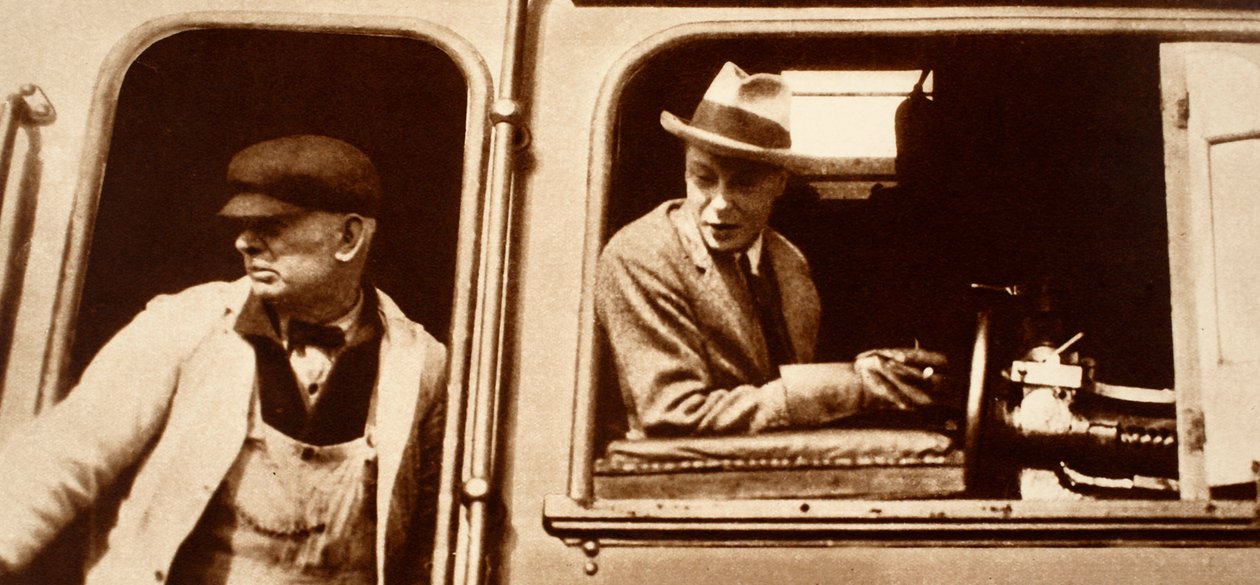 Un conducteur de locomotive remet les commandes au roi Édouard VIII au Canada, années 1920 - English Photographer