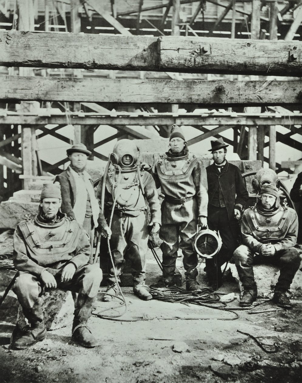 Pont de Blackfriars : ouvriers de construction posant avec équipement, 1869 - English Photographer