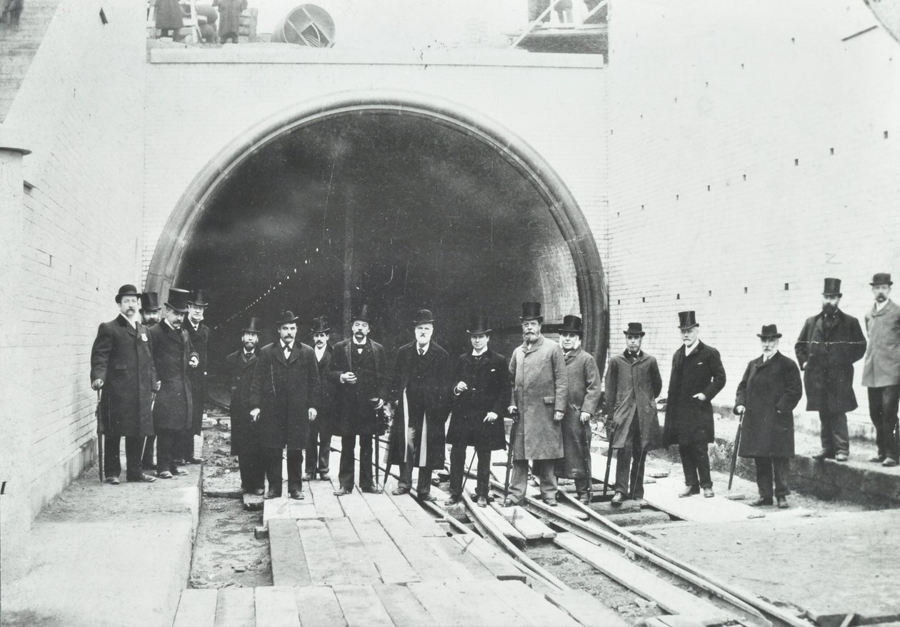 Blackwall Tunnel : inspection de la portion subaquatique par des dignitaires, 1895 - English Photographer