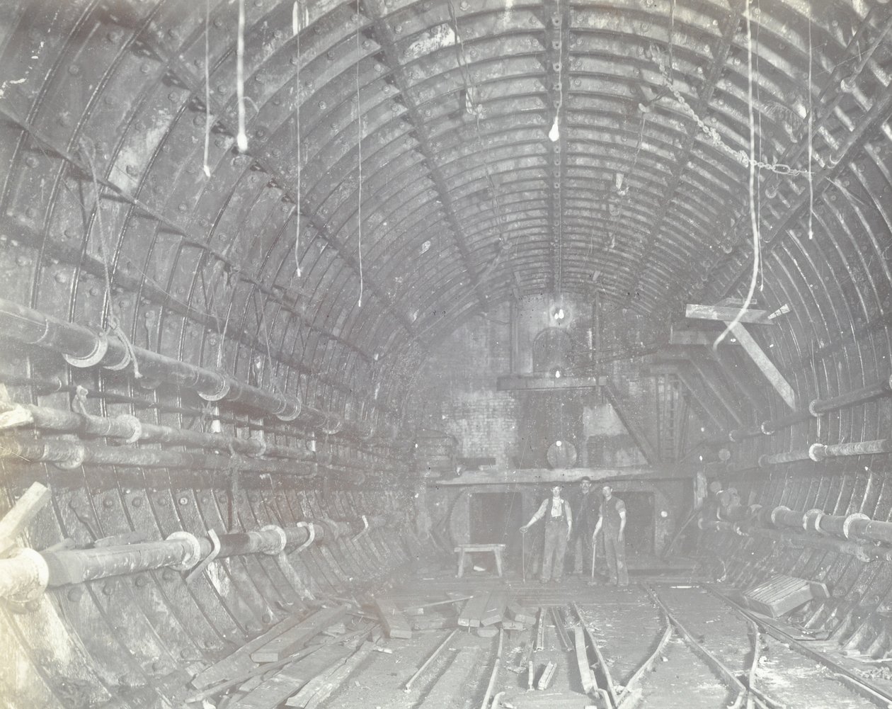 Blackwall Tunnel : deux hommes dans le sas, 1894 - English Photographer