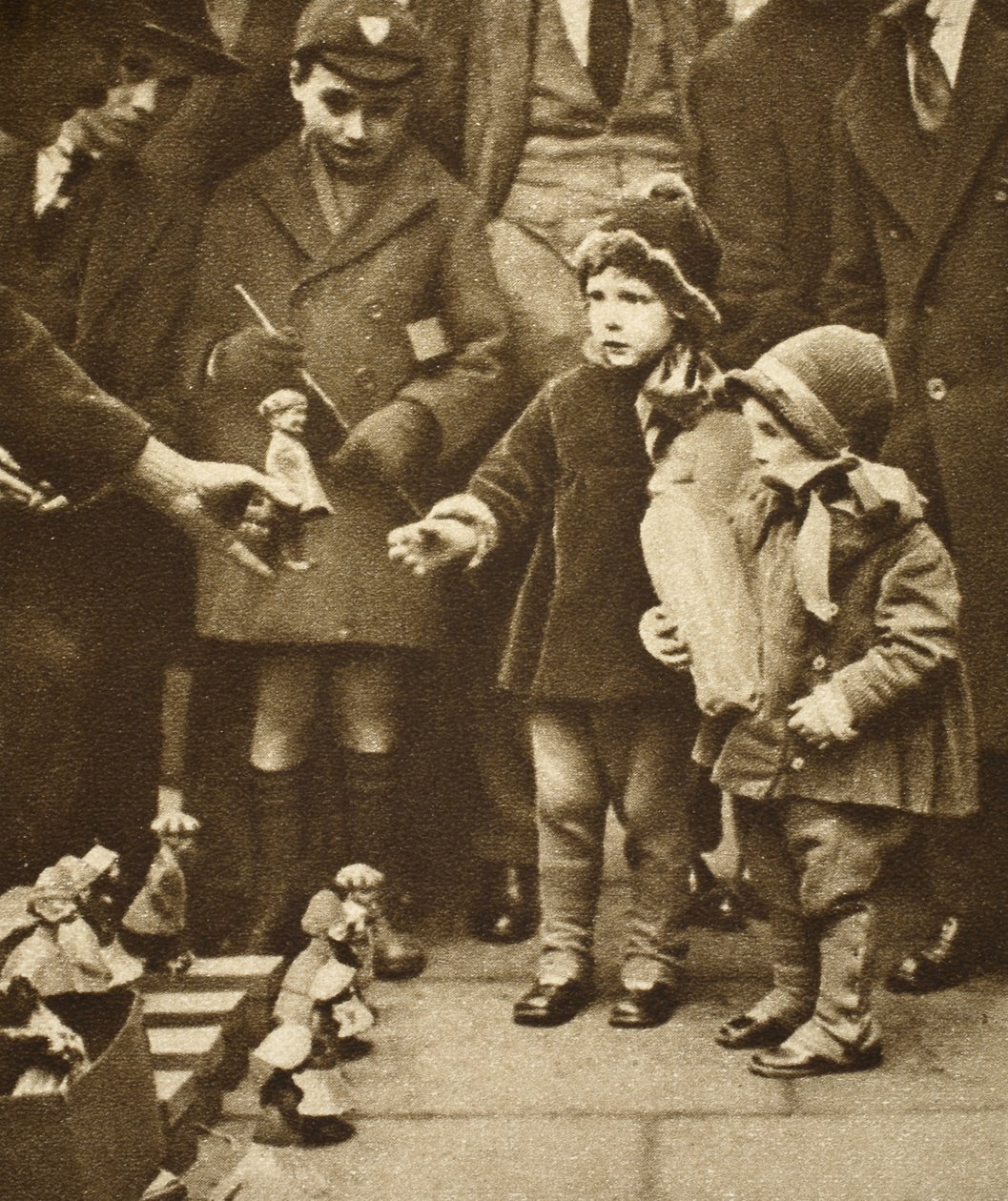 Enfants entourant un colporteur de rue, Holborn - English Photographer