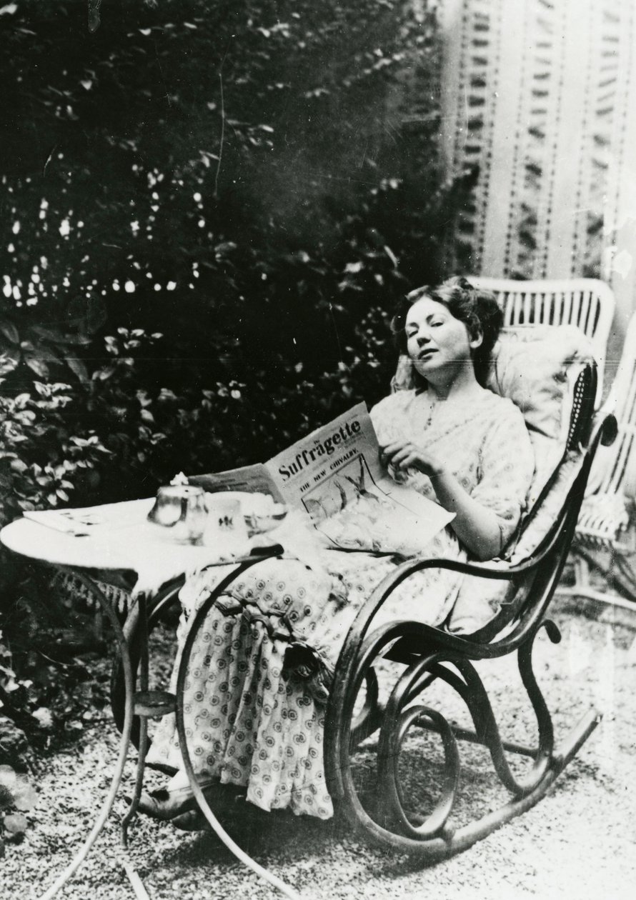 Christabel Pankhurst (1881-1969) lisant un exemplaire de The Suffragette vers 1905-14 - English Photographer