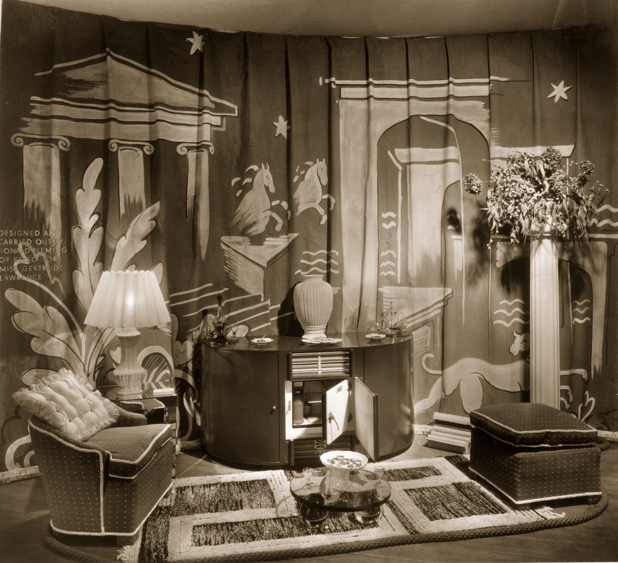 Stand de commerce décoratif à Dorland Hall avec textile suspendu, années 1940 - English Photographer