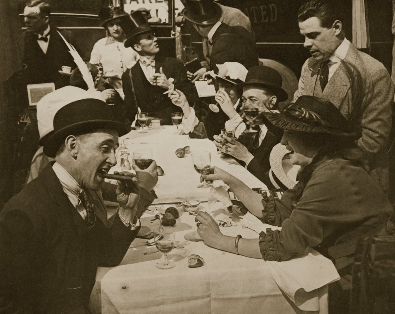 Déjeuner de Derby Day, gravure de Horace W. Nichols, vers 1910 (photogravure) - English Photographer