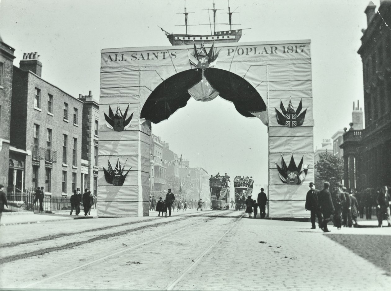 East India Dock Road : arche temporaire, Jubilé de Diamant de Victoria, 1897 - English Photographer
