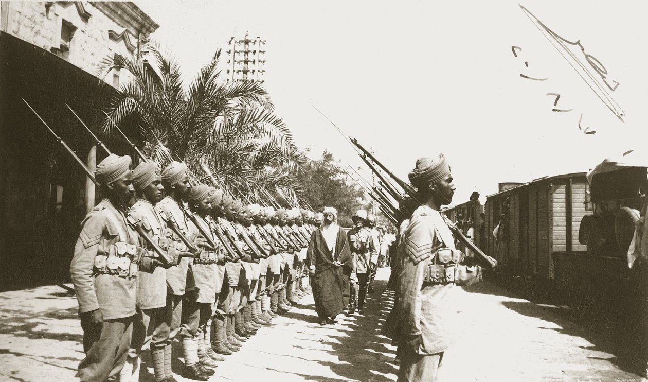 Émir Fayçal à la gare de Lydda, Palestine, avec Sir Herbert Samuel, 1920 - English Photographer