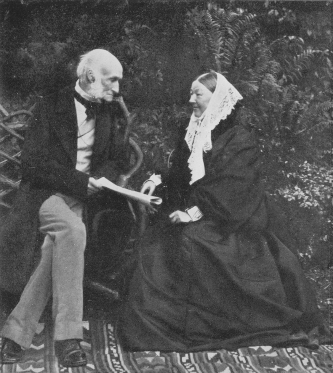 Florence Nightingale et Sir Harry Verney sur la pelouse de Claydon House, 1889 - English Photographer